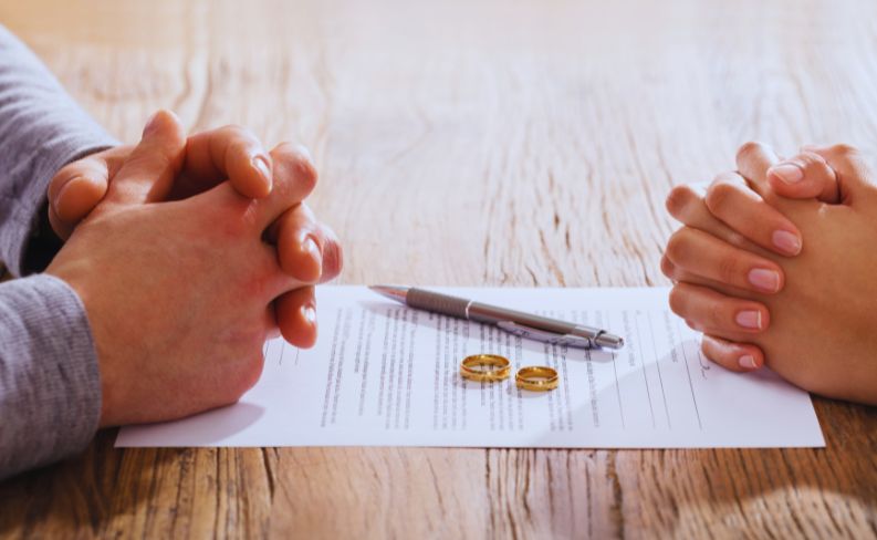 Illustratie van twee ringen op een formulier van echtscheiding