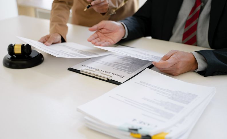 Illustratie van een man die met een pijn naar een rechtmatig document wijst. (Erkenningsprocedure)