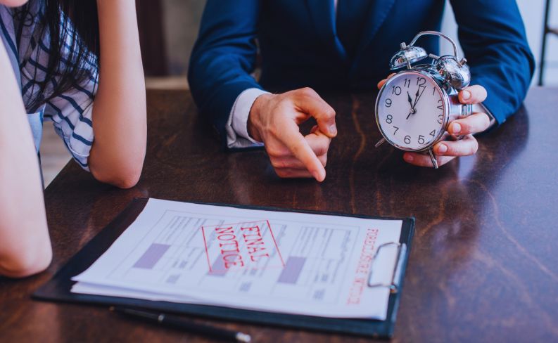 Illustratie van een man met een klok die naar een factuur wijst. (Incasso)