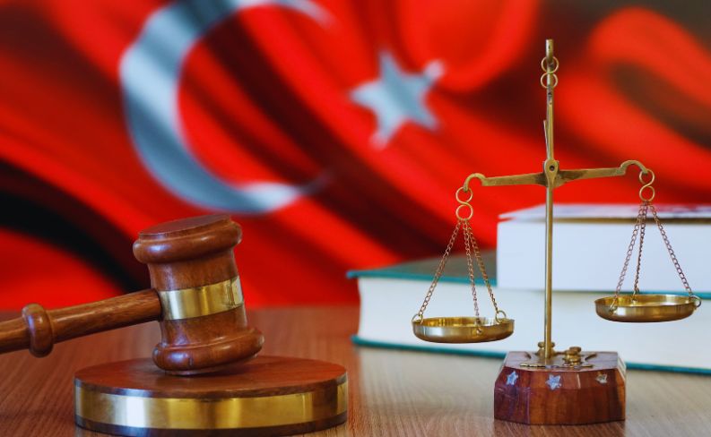 Illustratie van een turkse vlag en rechts-instrumenten